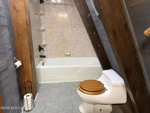 Bath - 9141 Heather Ln, Moss Point, MS 39562 photo 6 of 10
