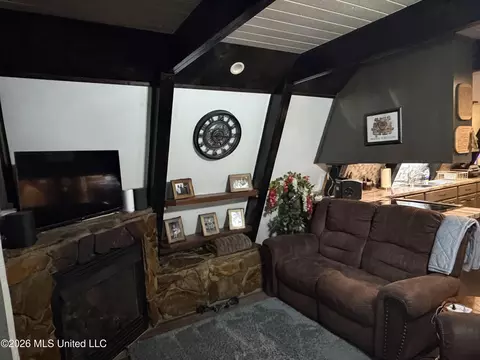 Living - 9141 Heather Ln, Moss Point, MS 39562 photo 2 of 5
