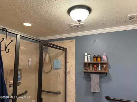 Bath - 9141 Heather Ln, Moss Point, MS 39562 photo 1 of 10