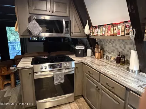 Kitchen - 9141 Heather Ln, Moss Point, MS 39562 photo 2 of 6