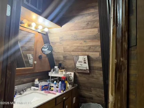 Bath - 9141 Heather Ln, Moss Point, MS 39562 photo 10 of 10