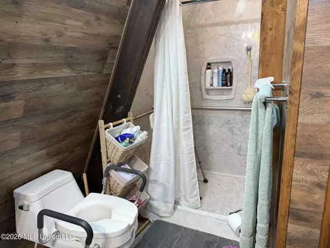 Bath - 9141 Heather Ln, Moss Point, MS 39562 photo 5 of 10