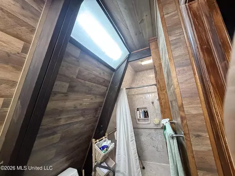Bath - 9141 Heather Ln, Moss Point, MS 39562 photo 8 of 10