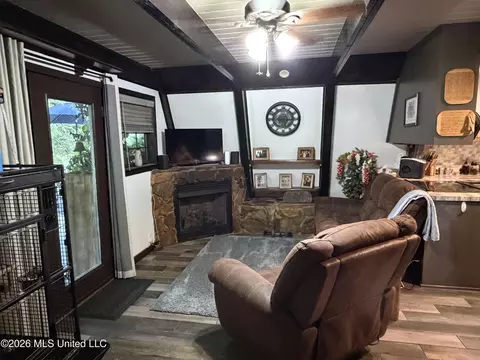 Living - 9141 Heather Ln, Moss Point, MS 39562 photo 3 of 5