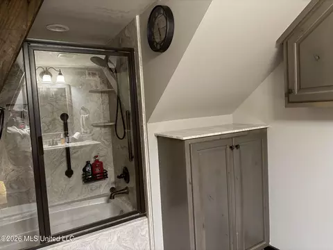Bath - 9141 Heather Ln, Moss Point, MS 39562 photo 3 of 10