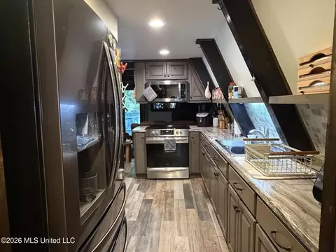 Kitchen - 9141 Heather Ln, Moss Point, MS 39562 photo 3 of 6