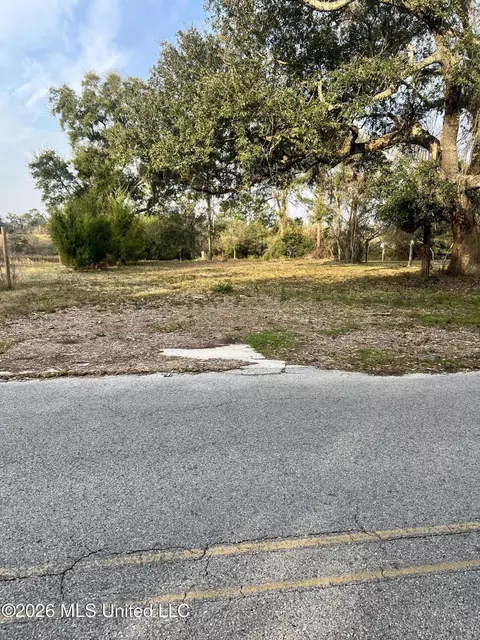203 Livingston Dr, Pass Christian, MS 39571