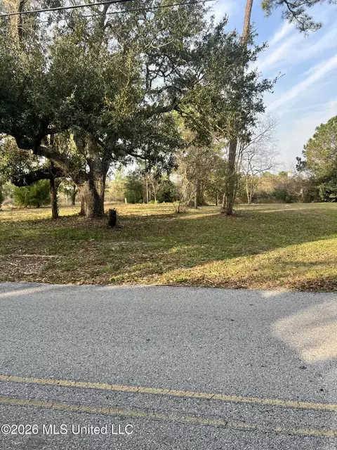 205 Livingston Dr, Pass Christian, MS 39571