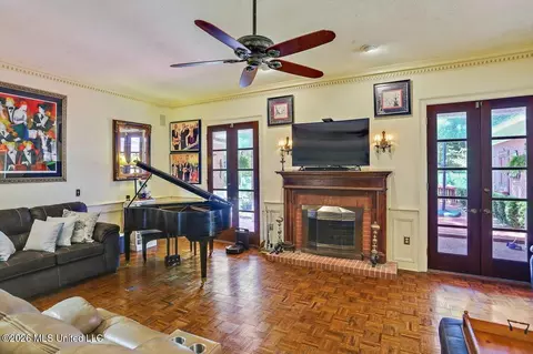 Living - 47 Avery Cir, Jackson, MS 39211 photo 4 of 8