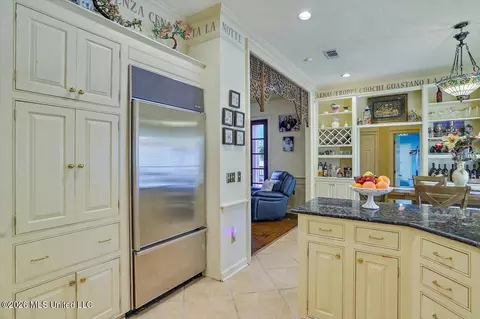 Kitchen - 47 Avery Cir, Jackson, MS 39211 photo 2 of 4