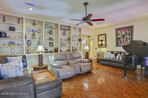 Living - 47 Avery Cir, Jackson, MS 39211 photo 2 of 8