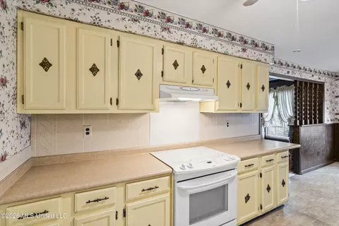 Kitchen - 4830 S Big Horn Dr, Nesbit, MS 38651 photo 3 of 3