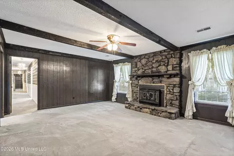 Living - 4830 S Big Horn Dr, Nesbit, MS 38651 photo 2 of 5