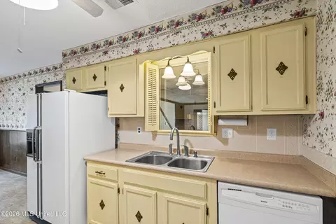 Kitchen - 4830 S Big Horn Dr, Nesbit, MS 38651 photo 2 of 3