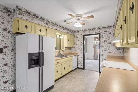 Kitchen - 4830 S Big Horn Dr, Nesbit, MS 38651 photo 1 of 3