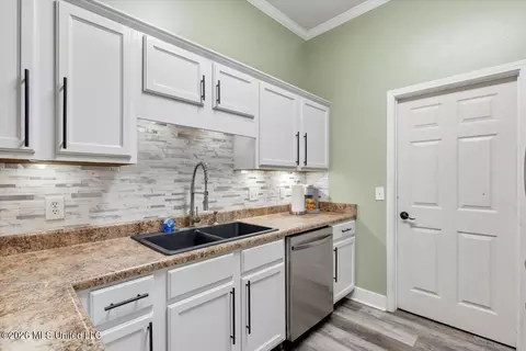 Kitchen - 146 Cedar Spring Cir, Pearl, MS 39208 photo 3 of 3