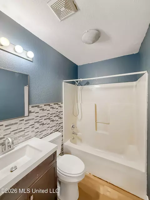 Bath - 2007 Fox Hill Ln, Byram, MS 39272 photo 1 of 2