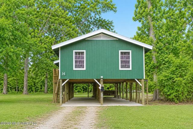 109 Hickory Ln, Lucedale, MS 39452