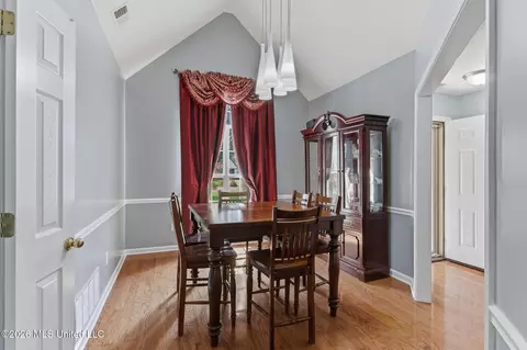 Dining - 6289 E Sandbourne, Olive Branch, MS 38654 photo 1 of 3