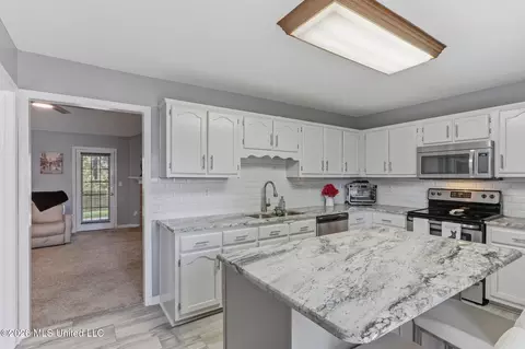 Kitchen - 6289 E Sandbourne, Olive Branch, MS 38654 photo 3 of 5