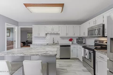 Kitchen - 6289 E Sandbourne, Olive Branch, MS 38654 photo 5 of 5