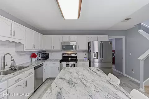 Kitchen - 6289 E Sandbourne, Olive Branch, MS 38654 photo 2 of 5