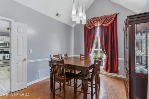 Dining - 6289 E Sandbourne, Olive Branch, MS 38654 photo 2 of 3