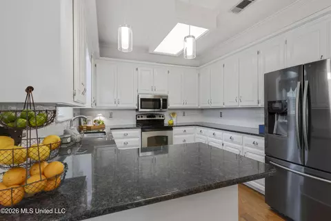 Kitchen - 109 Willow Brook Rd, Brandon, MS 39047 photo 2 of 2