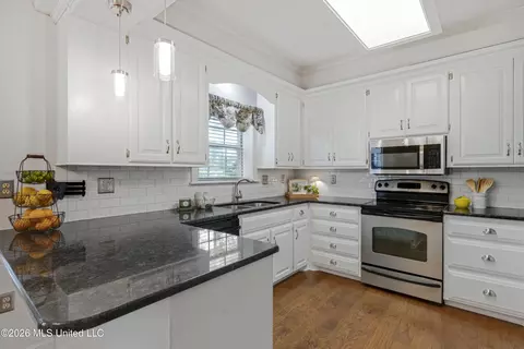 Kitchen - 109 Willow Brook Rd, Brandon, MS 39047 photo 1 of 2