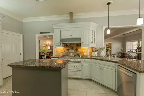 Kitchen - 59 Eastgate Dr, Brandon, MS 39042 photo 3 of 5