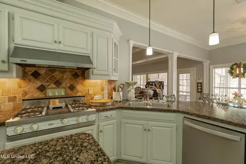 Kitchen - 59 Eastgate Dr, Brandon, MS 39042 photo 4 of 5