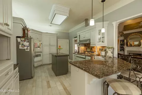 Kitchen - 59 Eastgate Dr, Brandon, MS 39042 photo 2 of 5