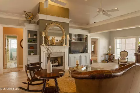 Living - 59 Eastgate Dr, Brandon, MS 39042 photo 1 of 2