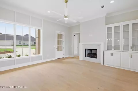 Living - 392 Aurora Cir, Canton, MS 39046 photo 2 of 5