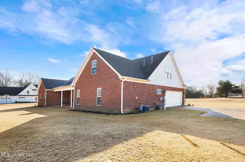 Exterior - 7247 Eastern Dr, Olive Branch, MS 38654 photo 7 of 11
