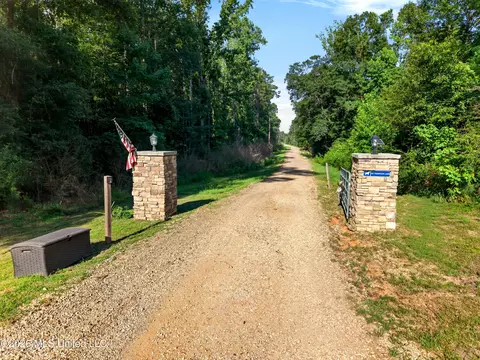 40 Thompson Ln, Carriere, MS 39426