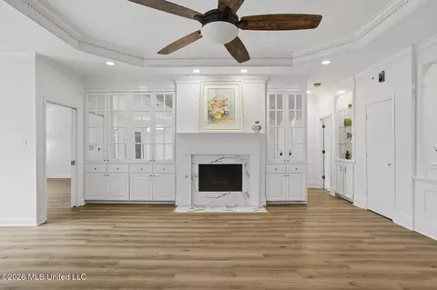 Living - 22 Autumn Hill Ct, Jackson, MS 39211 photo 4 of 10