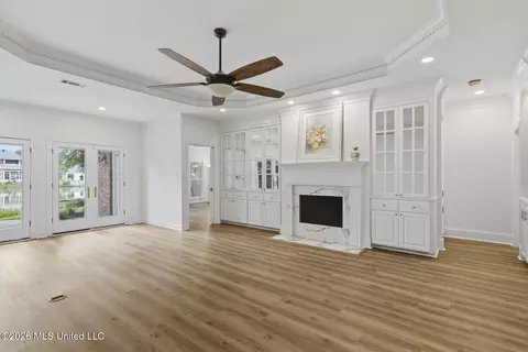 Living - 22 Autumn Hill Ct, Jackson, MS 39211 photo 3 of 10