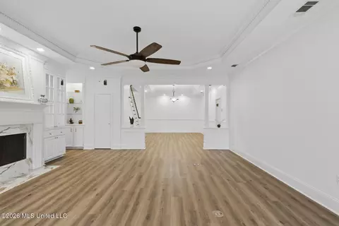 Living - 22 Autumn Hill Ct, Jackson, MS 39211 photo 6 of 10