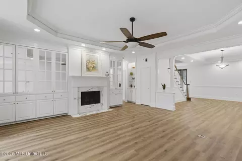 Living - 22 Autumn Hill Ct, Jackson, MS 39211 photo 5 of 10