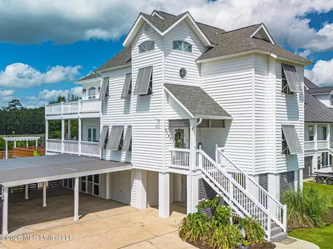 5148 Atlantis Dr, Bay Saint Louis, MS 39520