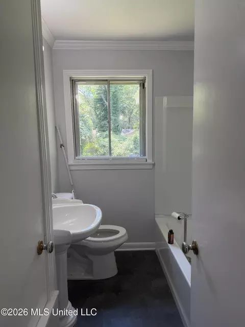 Bath - 1431 Sheffield Dr, Jackson, MS 39211 photo 1 of 3