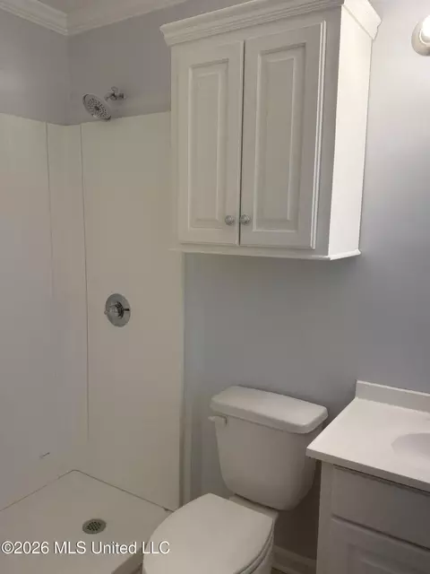 Bath - 1431 Sheffield Dr, Jackson, MS 39211 photo 2 of 3
