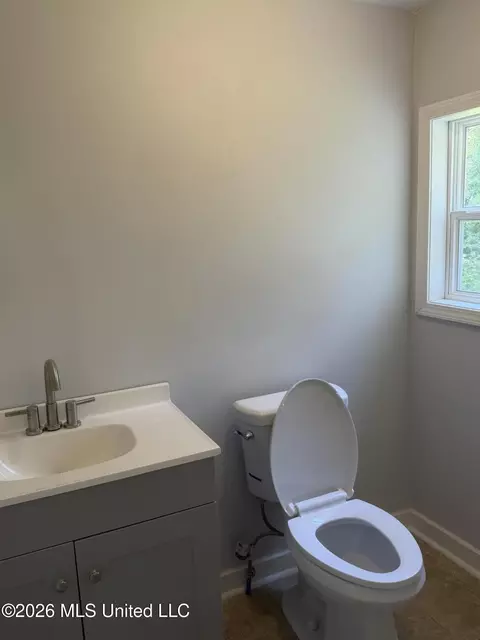 Bath - 1431 Sheffield Dr, Jackson, MS 39211 photo 3 of 3