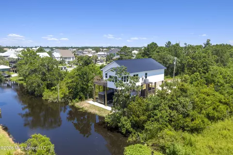 825 Larkspur Ln, Bay Saint Louis, MS 39520