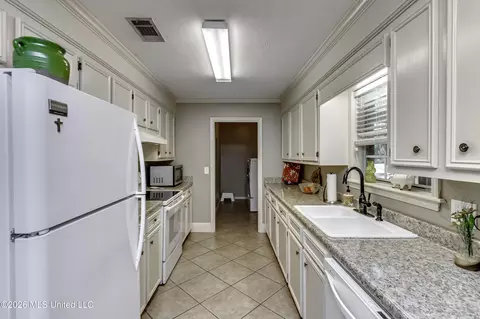 Kitchen - 526 Pecan Blvd, Brandon, MS 39042 photo 2 of 3