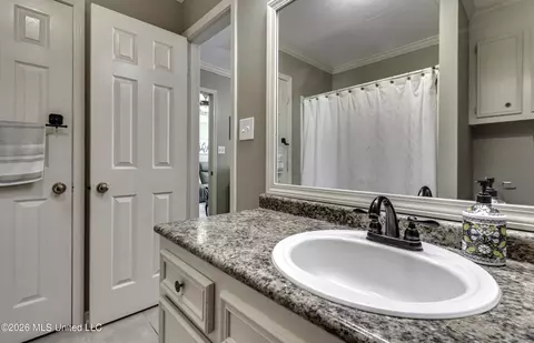 Bath - 526 Pecan Blvd, Brandon, MS 39042 photo 3 of 4