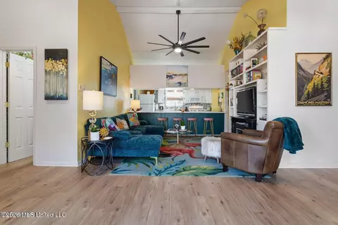 Living - 128 Lee St, Biloxi, MS 39530 photo 5 of 5