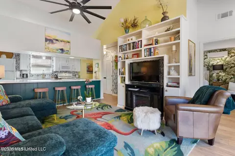 Living - 128 Lee St, Biloxi, MS 39530 photo 4 of 5