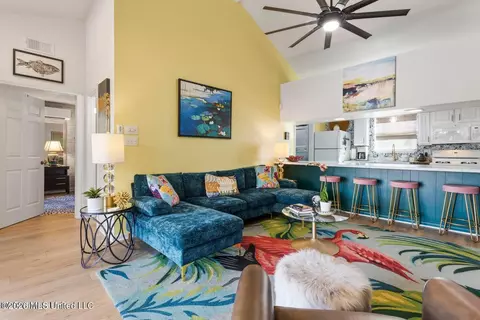 Living - 128 Lee St, Biloxi, MS 39530 photo 2 of 5